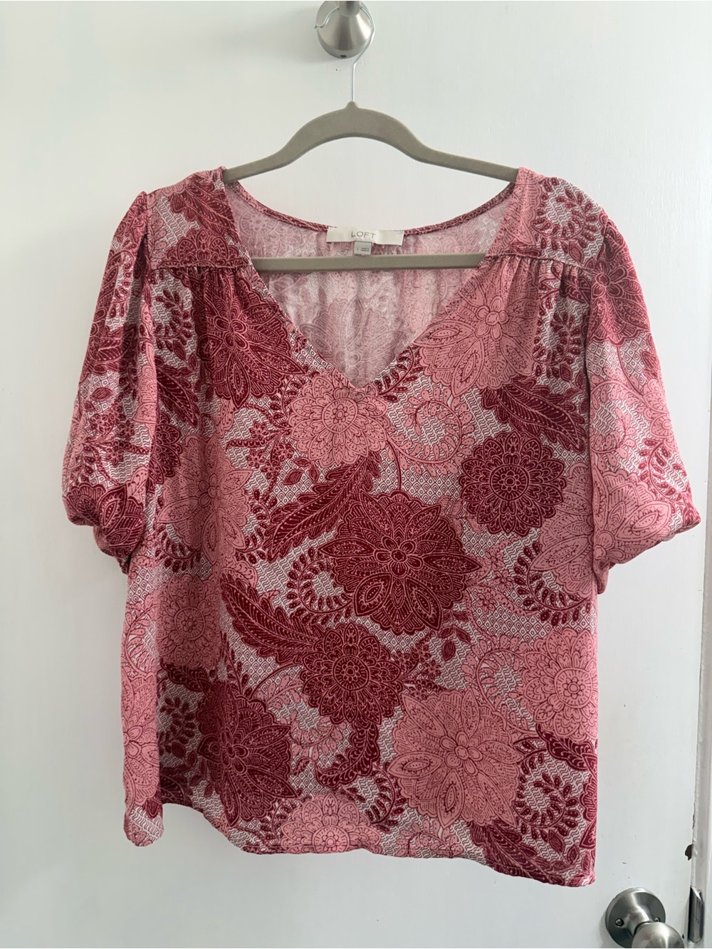 LOFT pink/ burgundy floral V-neck blouse short puff sleeves. Size Large
